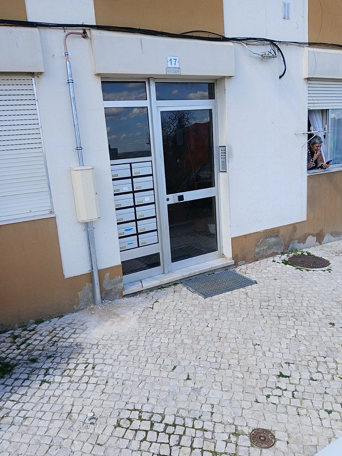 Caixa de entrada de canalização de gás em edifício – Almada